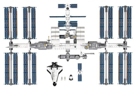 lego space station.jpg