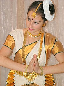 220px-Dancer_in_Sari.jpg